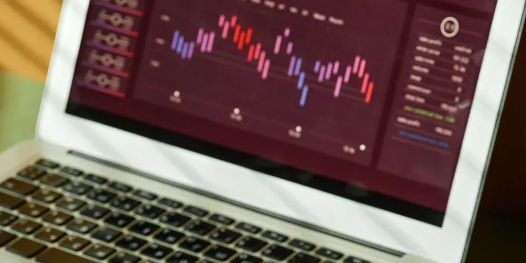 Portátil con gráficos financieros sobre una mesa