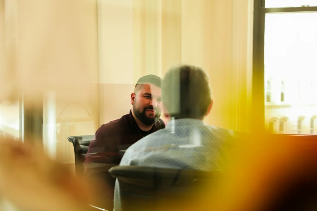 Reunión de trabajo en una oficina con luz cálida